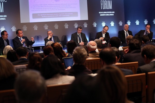 Ρέγκλινγκ: Προέχει η ανάπτυξη και η συνέχιση των μεταρρυθμισέων