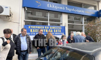 «Βράζει» η Πάτρα για το λουκέτο στα ΕΛΤΑ: Κινητοποίηση κατοίκων παρουσία Πελετίδη (Βίντεο)