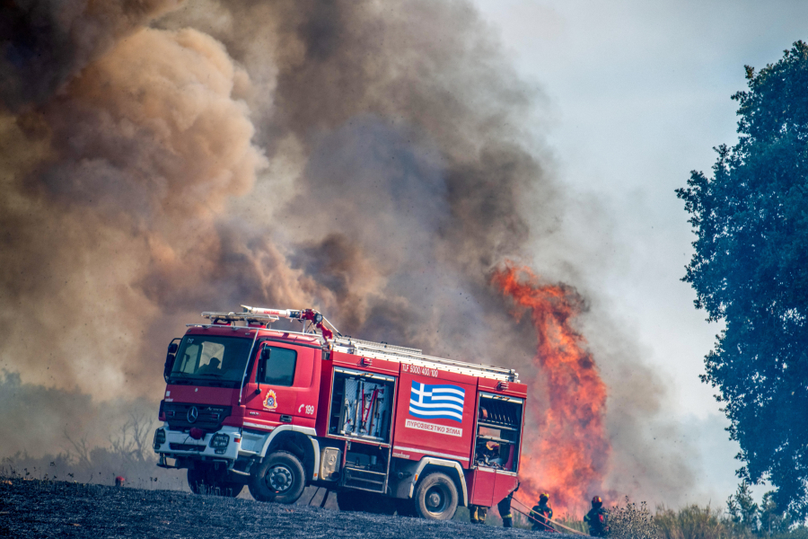 Χελιδόνι Αρχαίας Ολυμπίας: Άνδρας άρπαξε πυροσβεστικό για να σβήσει τη φωτιά