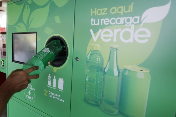 Eπιστήμονες δημιούργησαν ένζυμο που «καταβροχθίζει» το πλαστικό ΡΕΤ