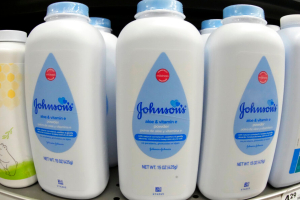 Johnson &amp; Johnson: Αποζημίωση 966 εκατ. δολ. για τον θάνατο γυναίκας από σπάνια μορφή καρκίνου λόγω βρεφικού ταλκ
