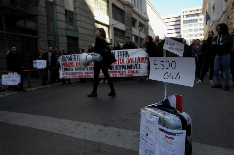 Απόφαση... βόμβα ανοίγει το δρόμο για μονιμοποίηση δεκάδων χιλιάδων συμβασιούχων
