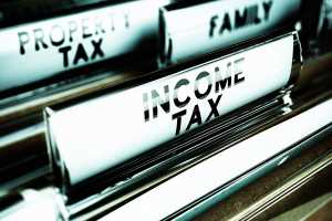 Φοροκαταιγίδα στα μεσαία εισοδήματα - Τα δύο σενάρια για την φορολογία