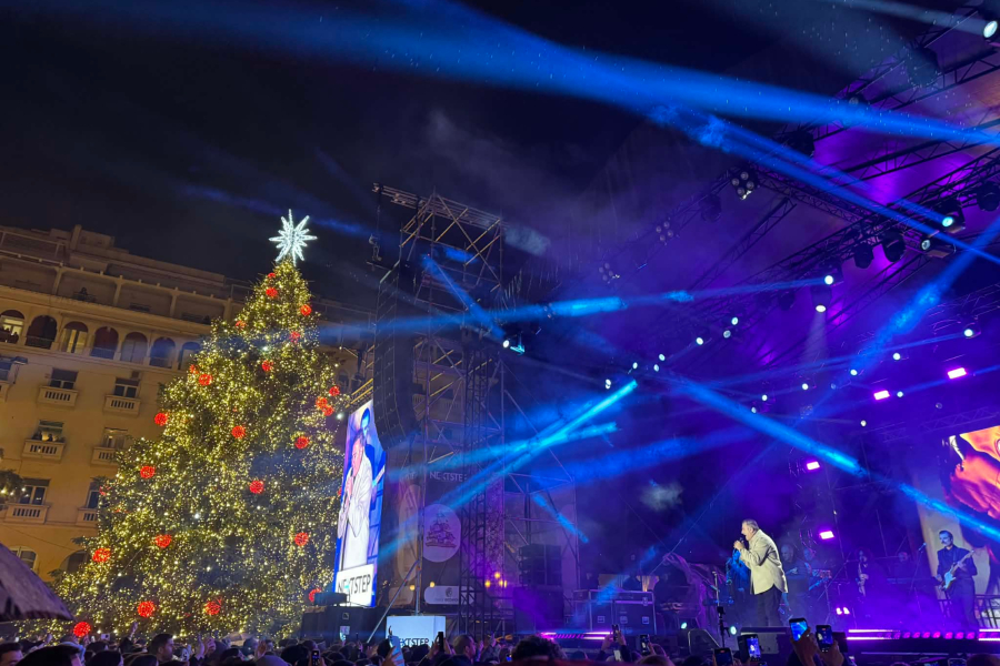 Άναψε το χριστουγεννιάτικο δέντρο στη Θεσσαλονίκη - Μπεκατώρου και Ρέμος «έδωσαν» το σύνθημα (Βίντεο)