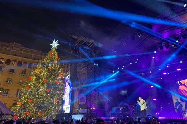 Άναψε το χριστουγεννιάτικο δέντρο στη Θεσσαλονίκη - Μπεκατώρου και Ρέμος «έδωσαν» το σύνθημα (Βίντεο)