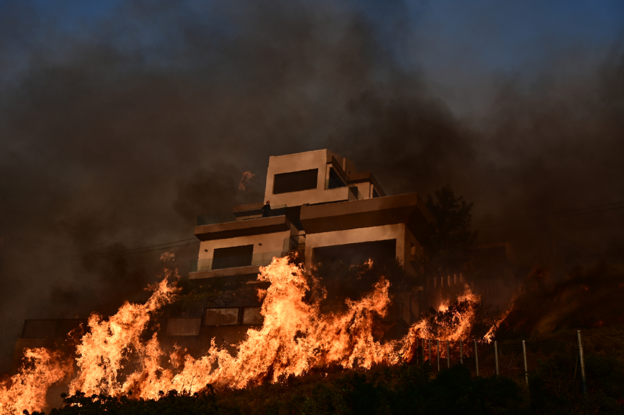 Φωτιές: 112 «κόκκινα» σπίτια σε πέντε δήμους της Αττικής και της Κορινθίας