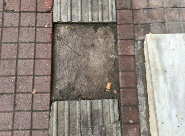 Θεσσαλονίκη: Ατύχημα ηλικιωμένης στην Άνω Πόλη επαναφέρει το ζήτημα των σπασμένων πεζοδρομίων