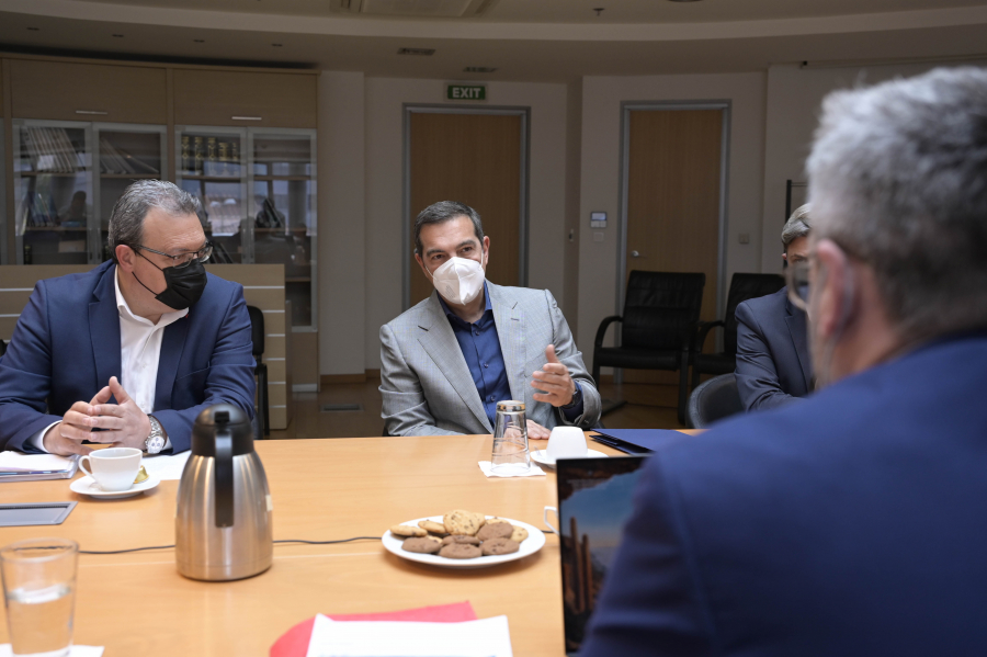 Τσίπρας: Για να τελειώσει η επιβάρυνση του καταναλωτή πρέπει να τελειώσει η κυβέρνηση Μητσοτάκη - Απάντηση Οικονόμου