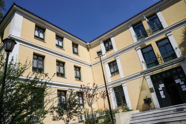 Ευελπίδων: Ένταση την ώρα που έφταναν οι συλληφθέντες στα επεισόδια