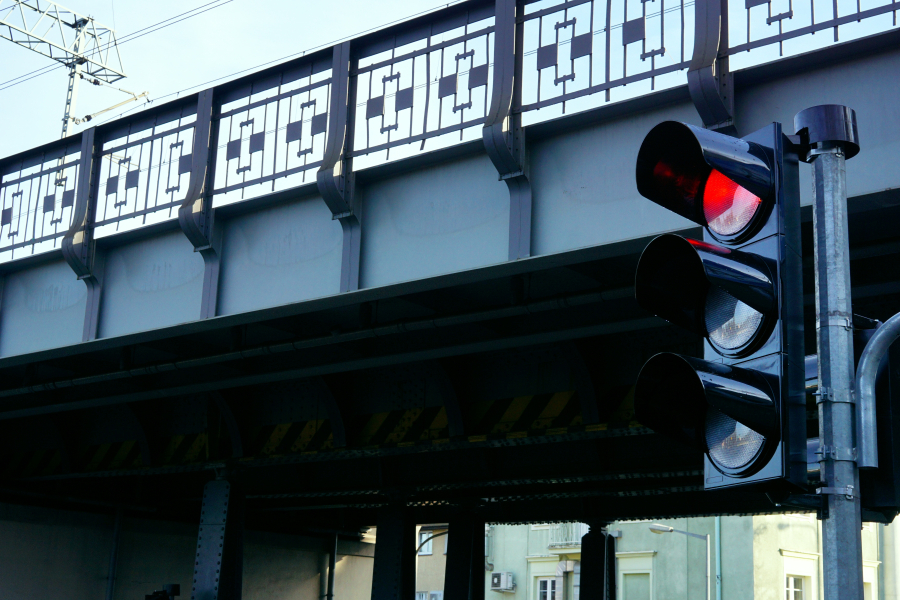 Φανάρι «τραβάει» το αυτί σε όσους δεν φοράνε κράνος και παραμένει κόκκινο