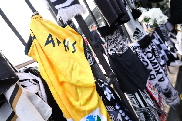 Τούμπα: Αντιπροσωπεία του Άρη άφησε λουλούδια στη μνήμη των φιλάθλων του ΠΑΟΚ (Εικόνες)