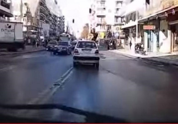 Σοκαριστικό βίντεο: Η στιγμή που αυτοκίνητο παρασύρει πεζή στη Θεσσαλονίκη