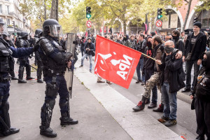 Παρίσι: Διαδηλωτές διαμαρτύρονται για την οικονομική πολιτική του Μακρόν- Δακρυγόνα ρίχνει η αστυνομία