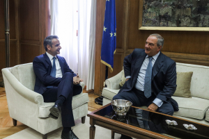 Ο Μητσοτάκης εξετάζει τη λύση Καραμανλή για την Προεδρία
