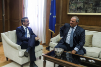 Ο Μητσοτάκης εξετάζει τη λύση Καραμανλή για την Προεδρία