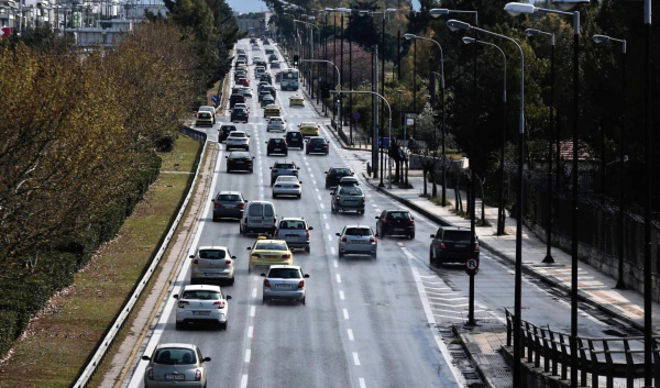 Κίνηση τώρα: Ελληνικό Αργυρούπολη 60 λεπτά - Χάος στη Βουλιαγμένης από χαλασμένα τα φανάρια