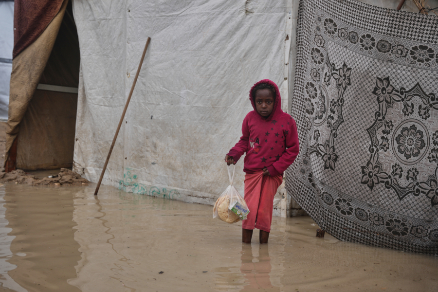 Πλημμύρες στη Γάζα: Βροχές και λύματα γίνονται ένα στις σκηνές χιλιάδων εκτοπισμένων (Εικόνες)