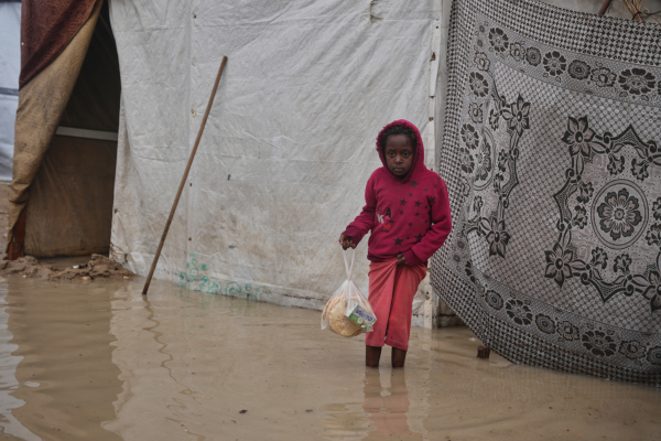 Πλημμύρες στη Γάζα: Βροχές και λύματα γίνονται ένα στις σκηνές χιλιάδων εκτοπισμένων (Εικόνες)