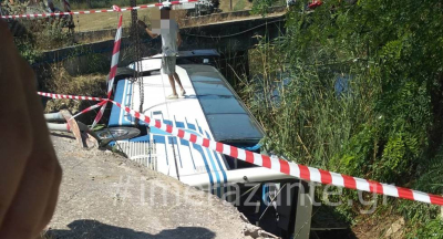 Σοκαριστικό τροχαίο: Λεωφορείο στη Ζάκυνθο έπεσε από γεφύρι