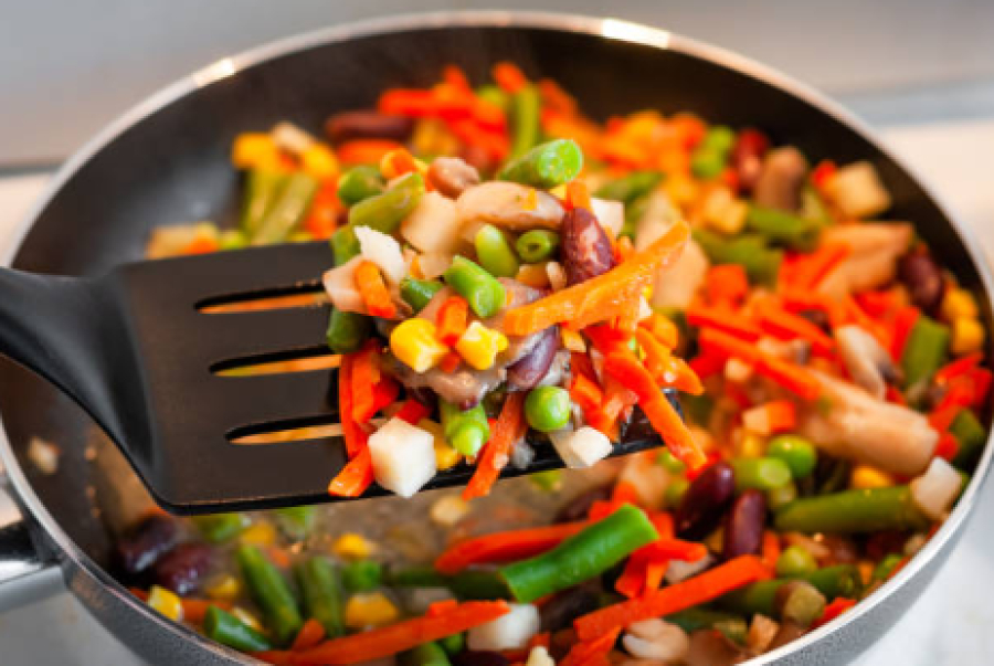 Το σπιτικό φαγητό ή το να τρως έξω συμφέρει περισσότερο την τσέπη μας;