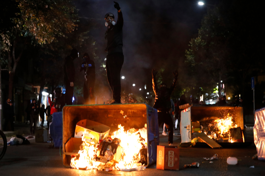 Αλβανία: Νέες συγκρούσεις στα Τίρανα με μολότοφ και φλεγόμενα οδοφράγματα - Στους δρόμους οι διαδηλωτές κατά του Ράμα