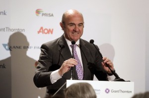 Έχει ξεκινήσει ανάλυση για τη μείωση του ελληνικού χρέους λέει ο Ντε Γκίντος