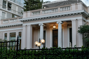 Επίθεση Οικονόμου σε Βαξεβάνη για τα 33 ονόματα πολιτικών, επιχειρηματιών και δημοσιογράφων που δημοσίευσε