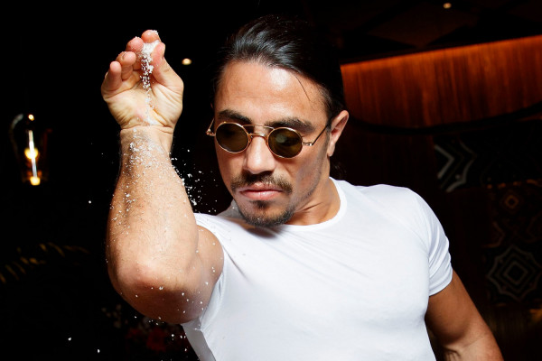 Γιατί ο ιδιοκτήτης της αλυσίδας Salt Bae πουλάει περιουσιακά στοιχεία ύψους 890 εκατ. δολαρίων