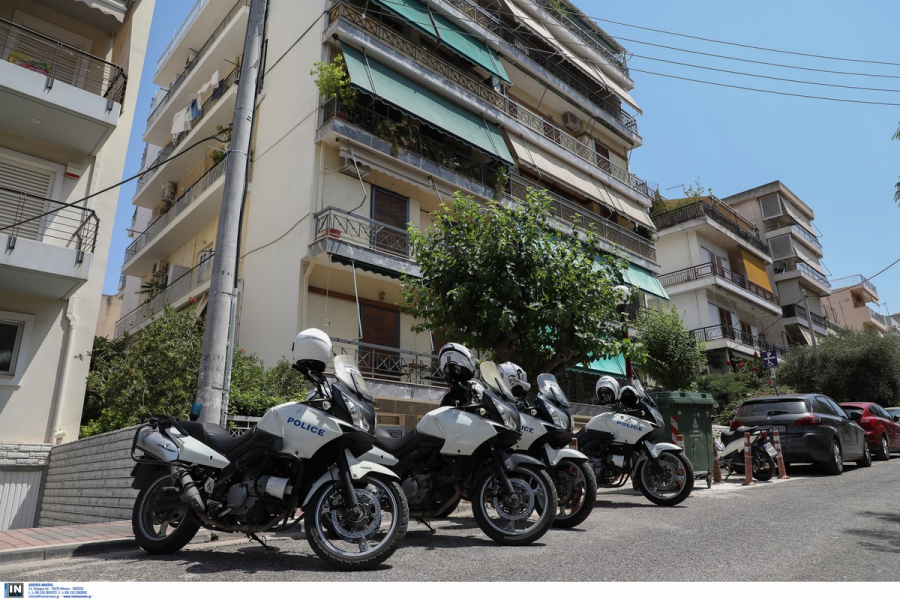 Γυναικοκτονία στη Δάφνη: Σε διαθεσιμότητα οι αστυνομικοί πoυ είχαν κληθεί για ενδοοικογενειακή βία (εικόνες)