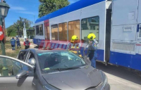 Πάτρα: Τρένο συγκρούστηκε με αυτοκίνητο - Τραυματίστηκε γνωστή γιατρός (βίντεο)