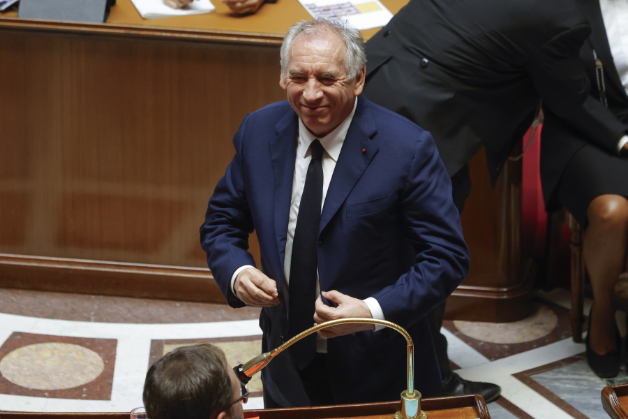 Ψήφος εμπιστοσύνης στη Γαλλία: Τέλος (και) ο Μπαϊρού - Ο Μακρόν ψάχνει τον 5ο πρωθυπουργό σε δύο χρόνια