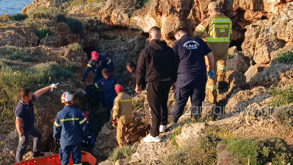 Χανιά: Τουρίστας έπεσε σε βράχια - Τον απεγκλώβισε η Πυροσβεστική (Βίντεο)