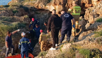 Χανιά: Τουρίστας έπεσε σε βράχια - Τον απεγκλώβισε η Πυροσβεστική (Βίντεο)