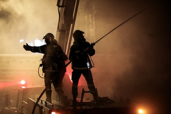 Ζωγράφου: Απανθρακώθηκε μια γυναίκα σε φωτιά που ξέσπασε σε πολυκατοικία