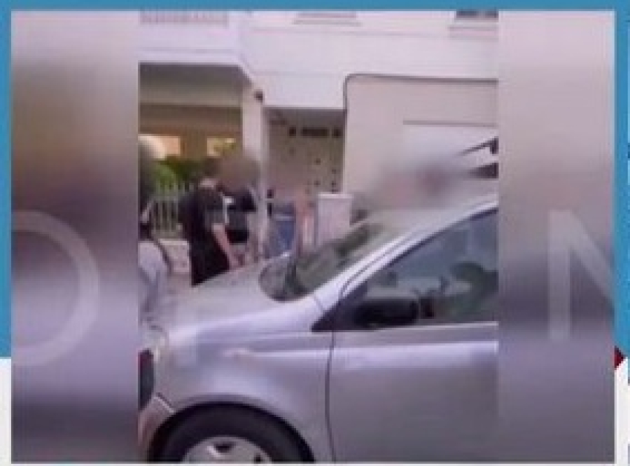 Νέο βίντεο - ντοκουμέντο από το άγριο ξύλο μεταξύ κοριτσιών έξω από δημοτικό σχολείο