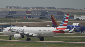 Τρόμος σε πτήση της American Airlines: Συσκευή επιβάτη έπιασε φωτιά