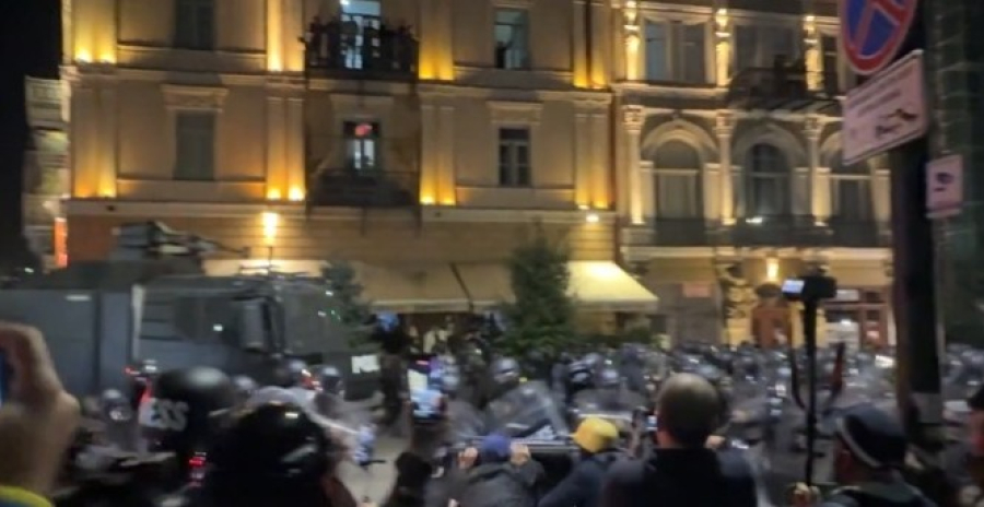 Γεωργία: Διαδηλωτές εισέβαλαν στο Κοινοβούλιο - Ήταν στους δρόμους για τις δημοτικές εκλογές (βίντεο)