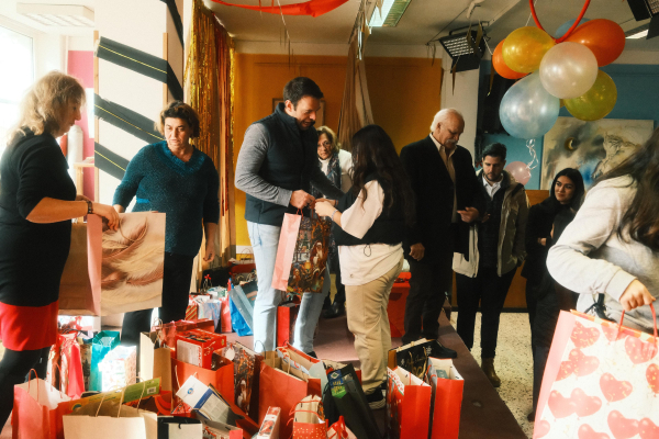 Το «Κέντρο Αγάπης» και τους εργαζόμενους της καθαριότητας στην Αθήνα επισκέφτηκε ο Στέφανος Κασσελάκης