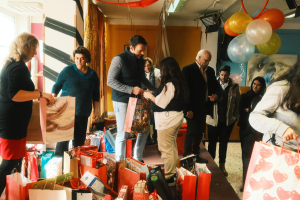 Το «Κέντρο Αγάπης» και τους εργαζόμενους της καθαριότητας στην Αθήνα επισκέφτηκε ο Στέφανος Κασσελάκης