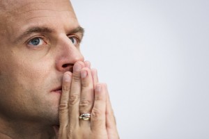 Επίθεση στη Μασσαλία: Ο Μακρόν «βαθιά αγανακτισμένος απ' αυτή τη βάρβαρη πράξη»