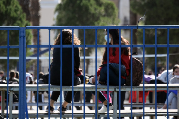 Παιδιά 15 ετών βρέθηκαν αναίσθητα από αλκοόλ σε δημοτικό σχολείο στη Βούλα (vid)