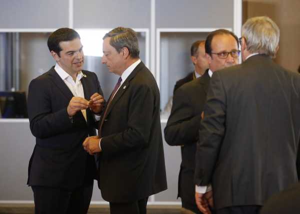 Bloomberg: Δραματικές στιγμές στην Σύνοδο Κορυφής για τον Αλ. Τσίπρα