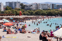 Πλημμύρισαν κόσμο οι παραλίες της Αττικής - Βουτιές και βόλτες στη θάλασσα (Εικόνες κκαι Βίντεο)