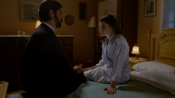 «Άγιος έρωτας»: Η Χλόη δεν μπορεί να σβήσει τα συναισθήματά της για τον π. Νικόλαο