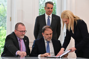 «Έπεσαν» οι υπογραφές HELLENiQ ENERGY - Chevron για υδρογονάθρακες