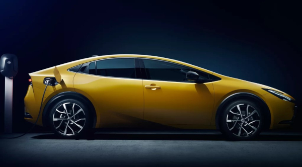 Οι τάσεις της Toyota στη σχεδίαση του εσωτερικού και την ασφάλεια, μέσα από το νέο Prius