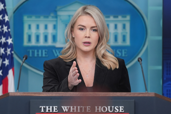 Λέβιτ για συνάντηση Τραμπ - Μαμντάνι: Αύριο έρχεται στον Λευκό Οίκο ένας κομμουνιστής (Βίντεο)