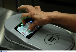Νέο σύστημα tap 'n' pay σε λεωφορεία, ηλεκτρικό και μετρό: Τέλος οι «επισκέψεις» στα μηχανήματα για εισιτήρια