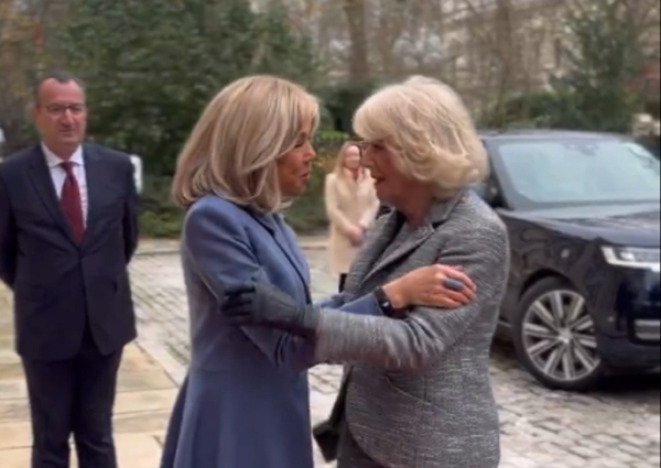 Στο Λονδίνο η Μπριζίτ Μακρόν, απένειμε βραβείο με την Καμίλα - Εν μέσω της κρίσης στη Γαλλία