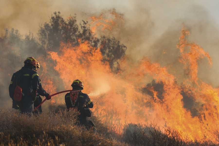 Ανεξέλεγκτη και σήμερα η φωτιά στην Ιεράπετρα - Μαζικές εκκενώσεις ξενοδοχείων - Καίγονται σπίτια